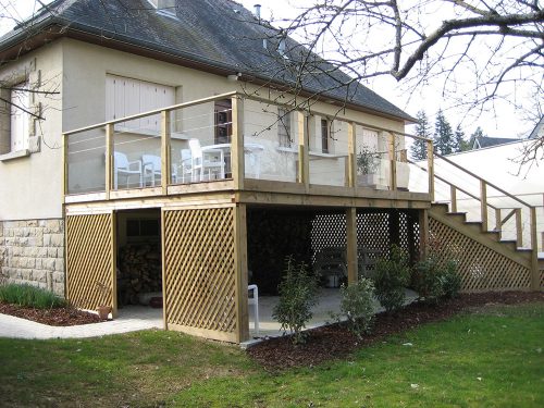 Terrasse en bois avec garde-corps