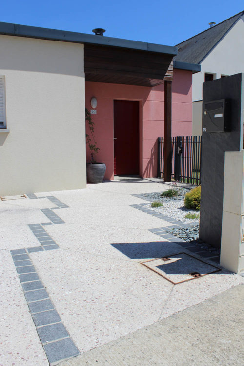 Entrée de maison béton érodé