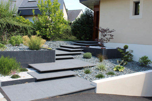 Escalier suspendu en pierre naturelle