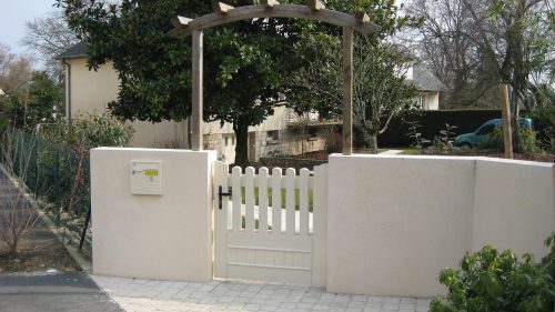 Portail pvc blanc crème