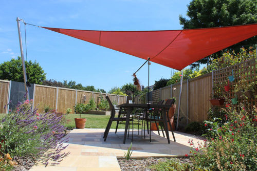 Terrasse avec voile d'ombrage