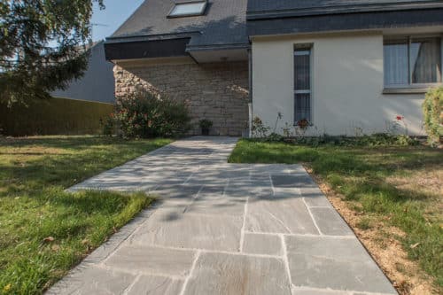 Allée dallage grès gris pierre naturelle