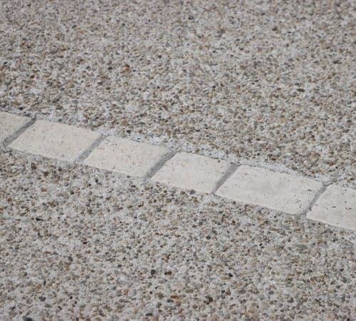 Cour en béton désactivé