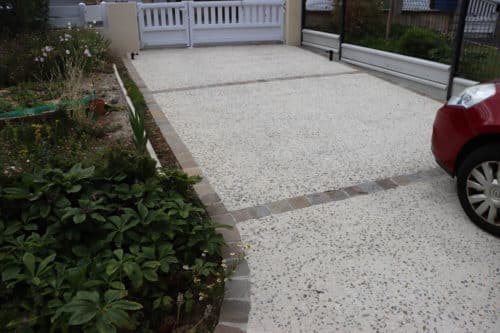 Entrée de garage en béton érodé