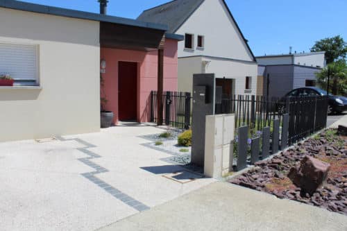 Entrée de maison en béton érodé