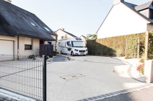 Entrée de garage en béton érodé