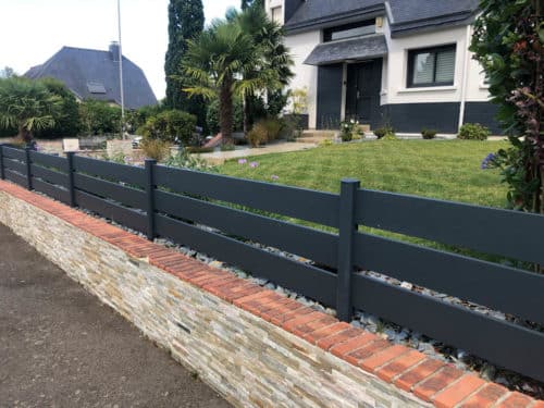Clôture aluminium sur muret en lames ajourée gris anthracite
