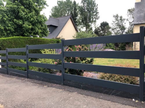 Clôture aluminium en lames ajourée gris anthracite