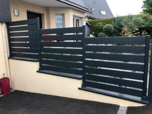 Clôture aluminium sur muret en lames ajourée gris anthracite