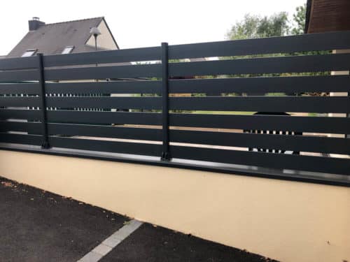 Clôture aluminium sur muret en lames ajourée gris anthracite