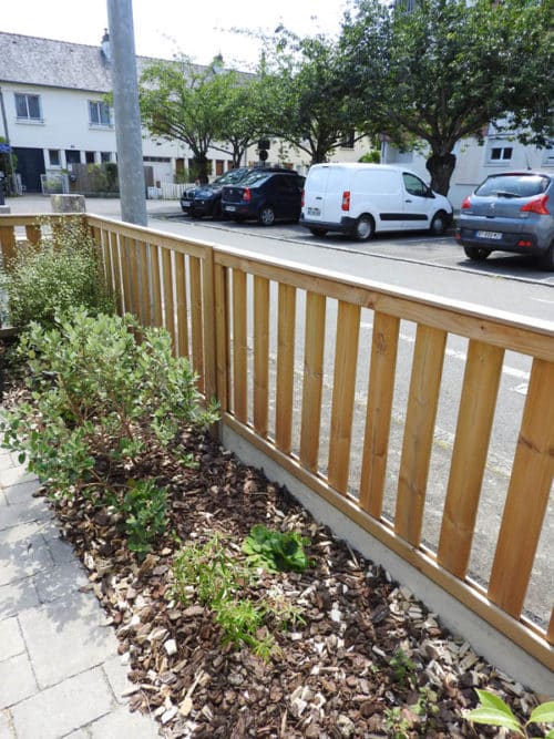 Clôture en bois lames verticale ajourée avec poteaux aluminium
