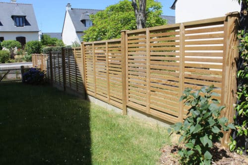 Clôture en bois lames quinconce ajourée avec poteaux aluminium