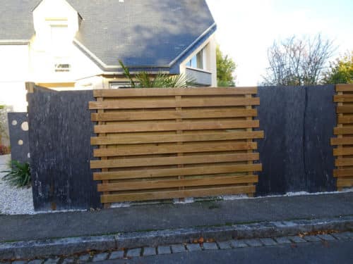 Clôture alternée en bois lames quinconce et en schiste avec poteaux aluminium