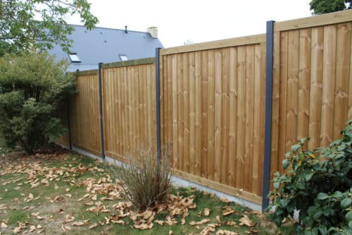 Clôture en bois lames verticale avec poteaux aluminium