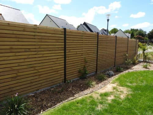 Clôture en bois lames quinconce avec poteaux aluminium