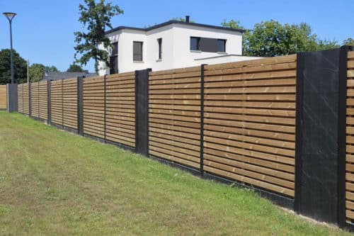 Clôture alternée en bois lames quinconce et en ardoise avec poteaux aluminium