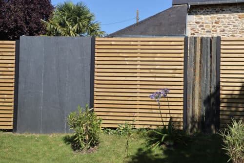 Clôture alternée en bois lames quinconce, en ardoise et en schiste avec poteaux aluminium