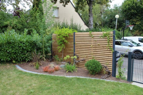 Clôture en bois lames quinconce avec poteaux aluminium