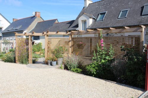 Pergola bois brise-vues avec massif végétale