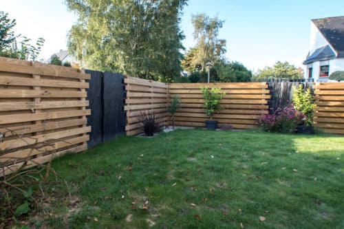 Clôture en bois lames quinconce avec poteaux bois