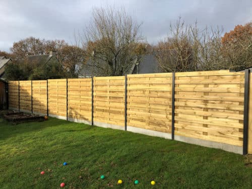 Clôture en bois lames quinconce avec poteaux aluminium