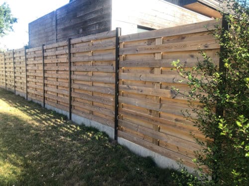 Clôture en bois lames quinconce avec poteaux aluminium