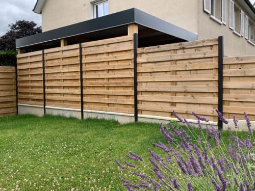 Clôture en bois lames quinconce avec poteaux aluminium