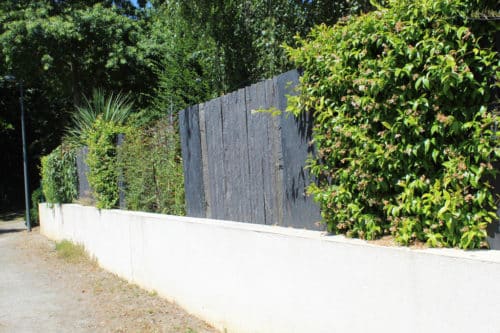 Clôture alternée avec du schiste et du végétale
