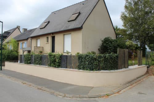 Clôture alternée avec du lierre et du schiste