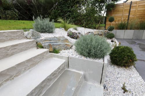 Escalier bloc marche et retenues en grès gris