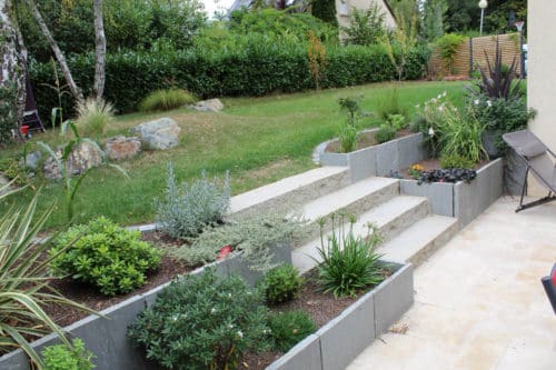 Escalier bloc marche et retenues en grès gris