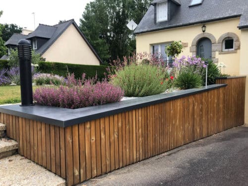 Muret en bardage bois avec une couvertine aluminium