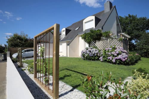 Structure support de plantes grimpante avec massif minérale