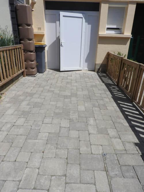 Entrée de maison en pavés béton
