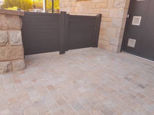 Entrée de maison en pavés gneiss gris roux