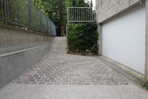 Cour en pavés grès metissay et béton désactivé