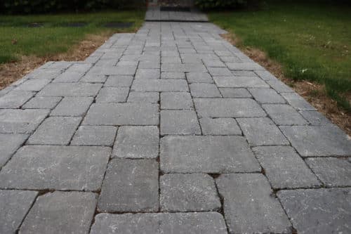 Entrée de maison en pavés béton