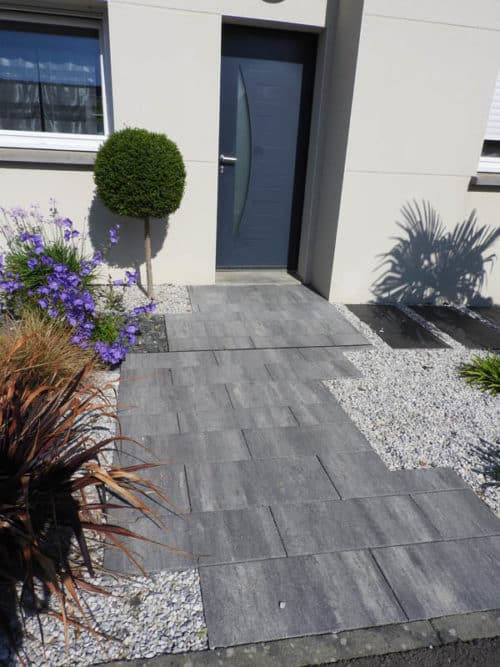 Entrée de maison en pavés béton