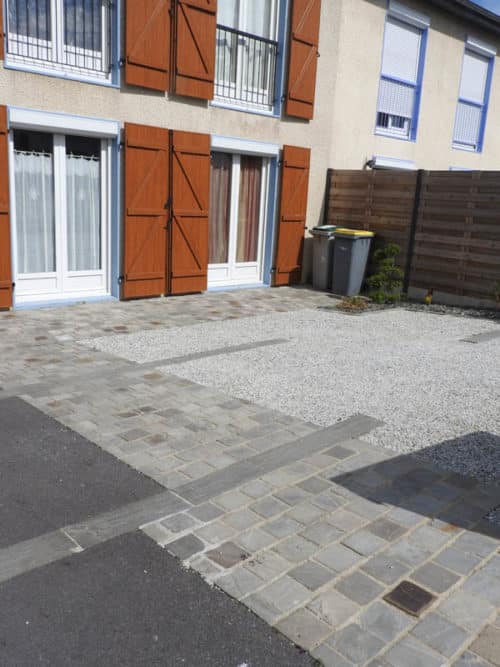 Entrée de maison en pavés grès gris