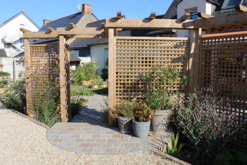 Pergola bois brise-vues avec massif végétale