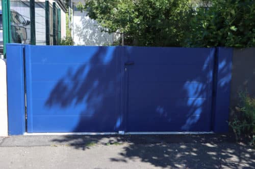 Portail en aluminium avec lames plein