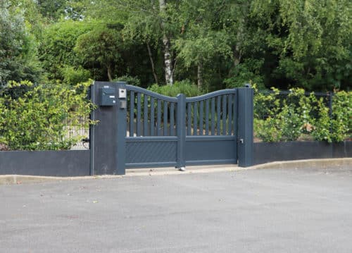 Portail battant en aluminium avec lames ajourée