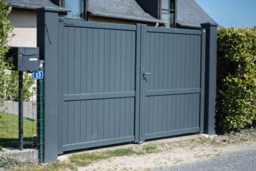 Portail battant en aluminium avec lames pleine