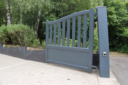 Portail en aluminium avec lames ajourée