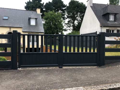 Portail en aluminium avec lames ajourée