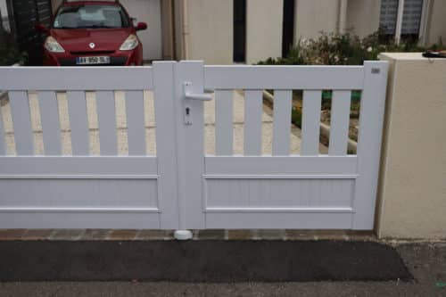Portail battant en PVC blanc