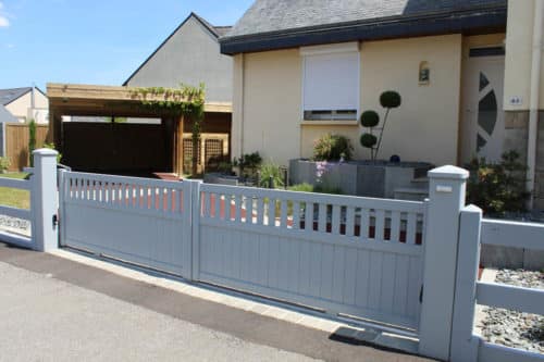 Portail en aluminium avec lames ajourée