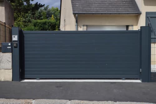 Portail en aluminium avec lames pleine