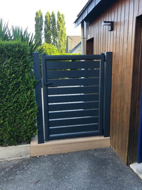 Portillon en aluminium avec lames ajourée