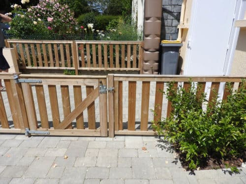 Clôture et portillon en bois lames verticale ajourée avec poteaux bois